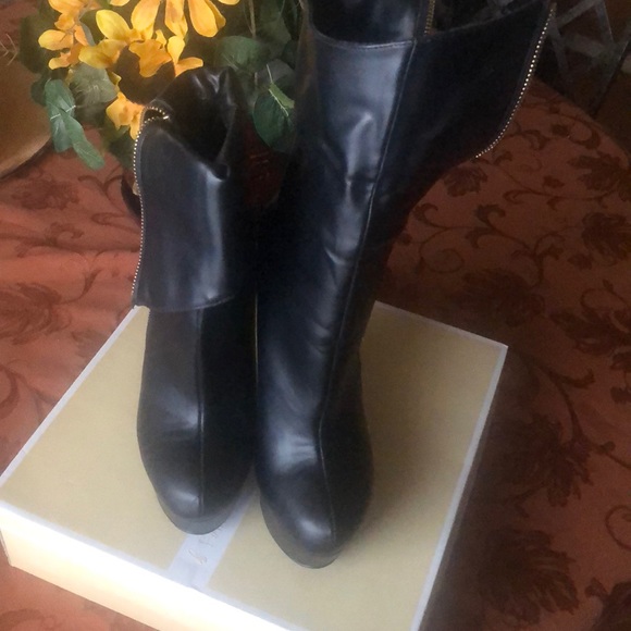 Boots - Picture 3 of 5